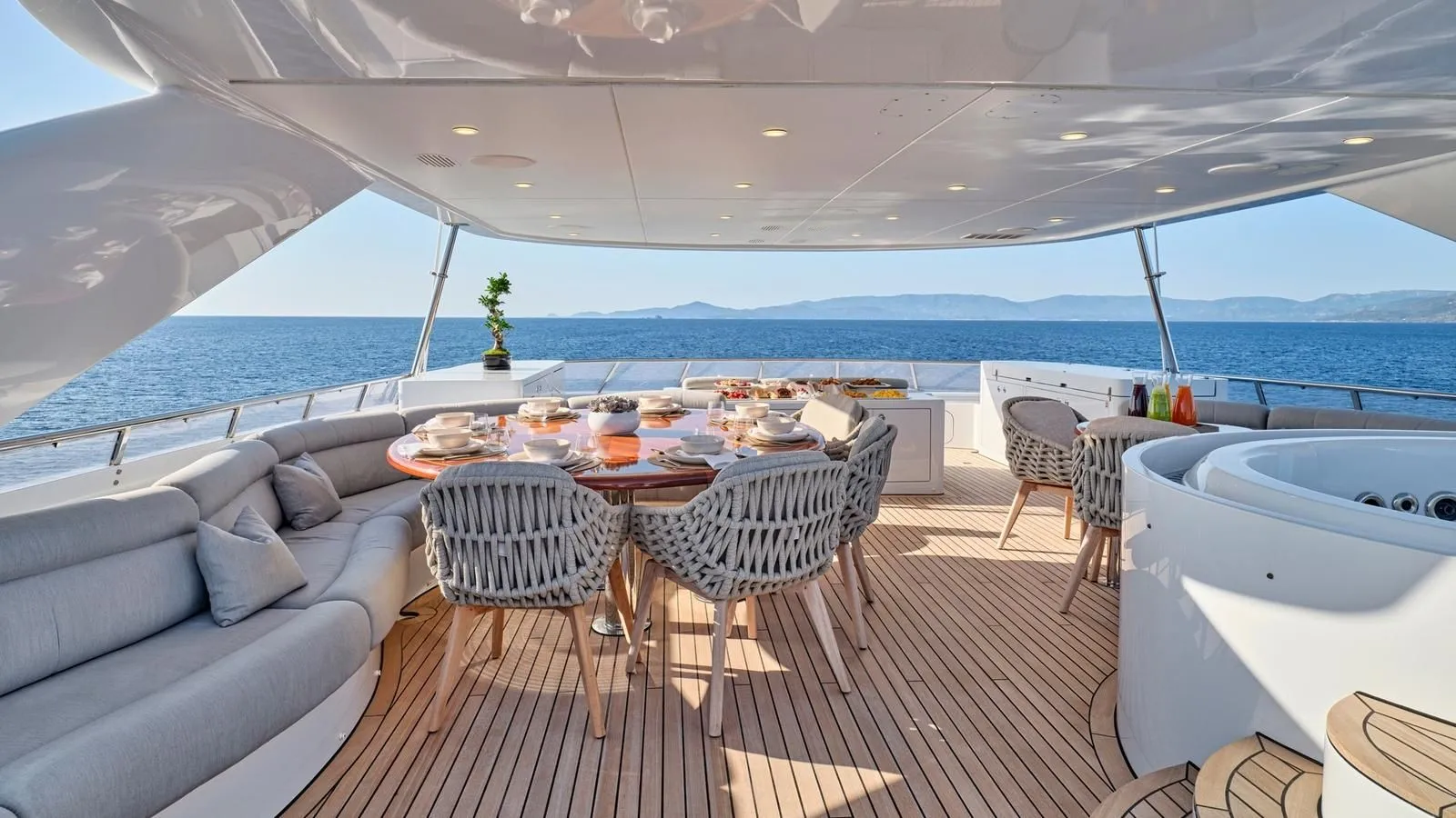 BENIK Heesen Sundeck Dining