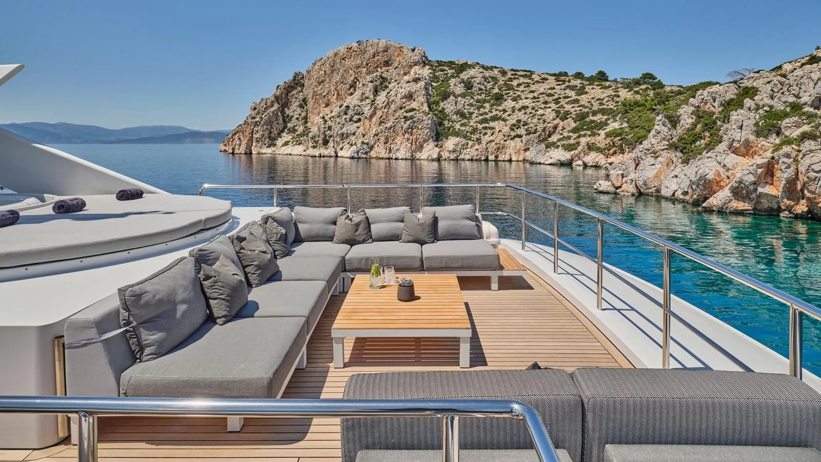 BENIK Heesen Sundeck Lounging