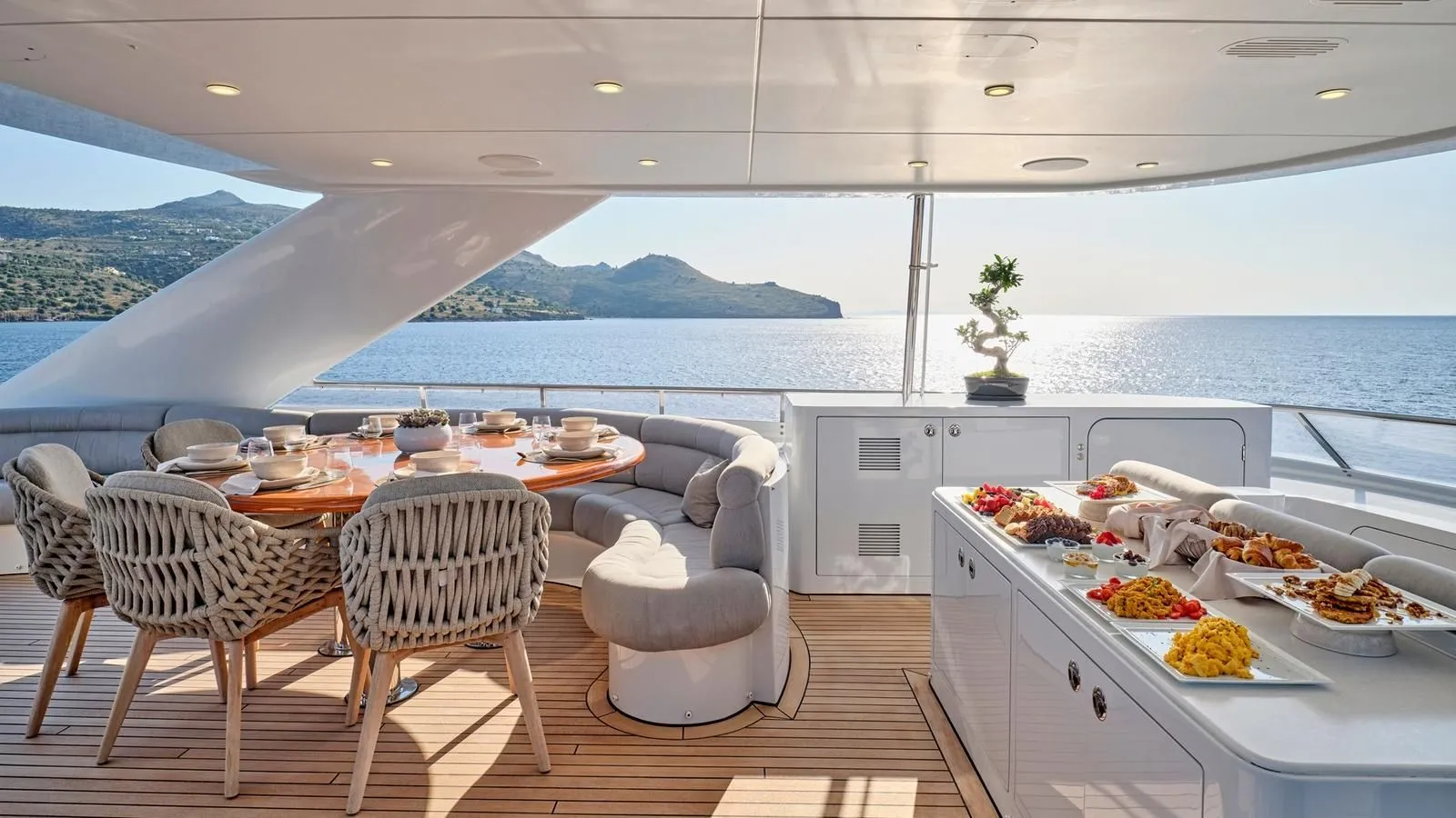 BENIK Heesen Sundeck Lunch