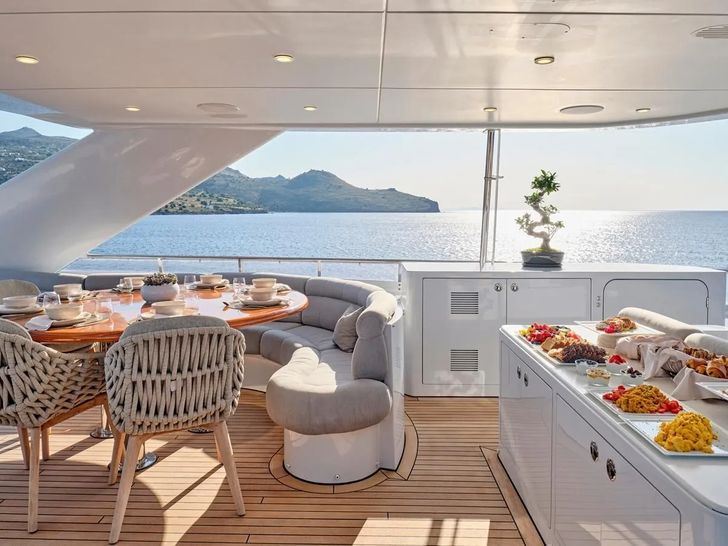 BENIK Heesen Sundeck Lunch BENIK Heesen Sundeck Lunch