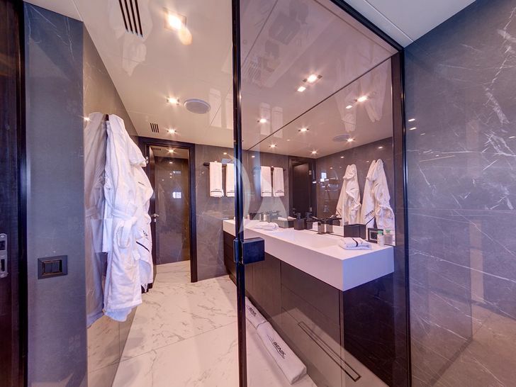 NOEMA Cantieri di Pisa 33m - master cabin bathroom NOEMA Cantieri di Pisa 33m - master cabin bathroom