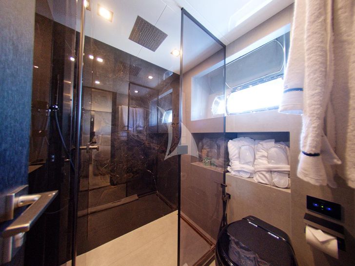 NOEMA Cantieri di Pisa 33m - twin cabin 1 bathroom NOEMA Cantieri di Pisa 33m - twin cabin 1 bathroom