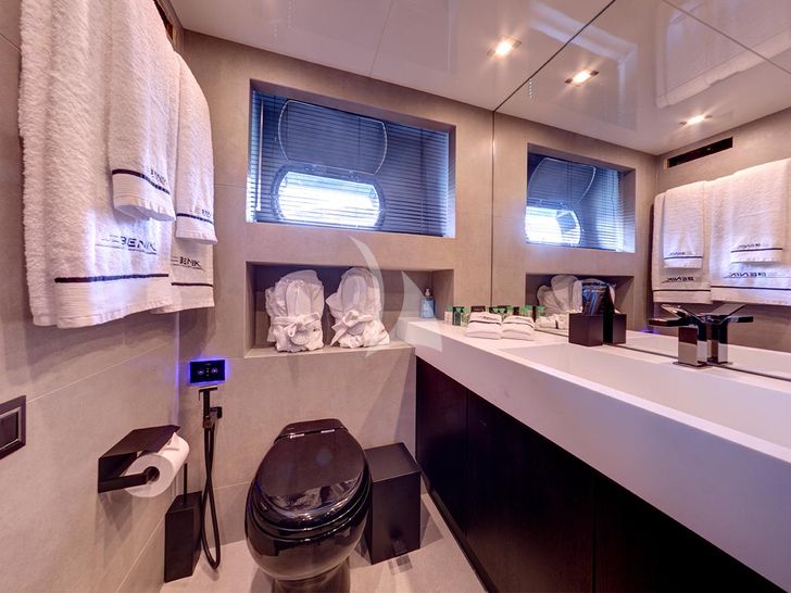 NOEMA Cantieri di Pisa 33m - twin cabin 2 bathroom NOEMA Cantieri di Pisa 33m - twin cabin 2 bathroom
