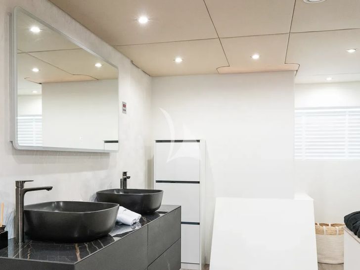 BENIK I Heesen 4000 - master cabin bathroom BENIK I Heesen 4000 - master cabin bathroom
