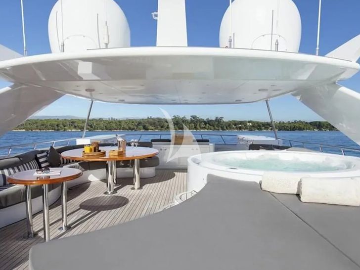 BENIK I Heesen 4000 - sun deck with a jacuzzi BENIK I Heesen 4000 - sun deck with a jacuzzi