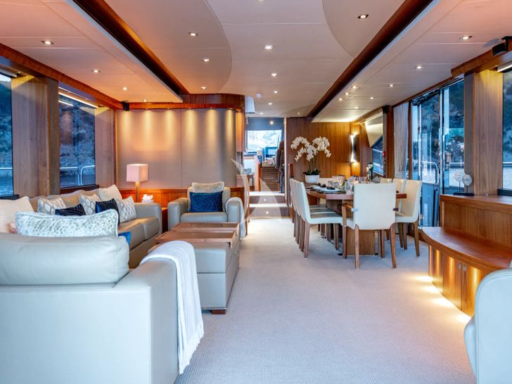 BEST OF ME Sunseeker 28m - main saloon and dining area BEST OF ME Sunseeker 28m - main saloon and dining area