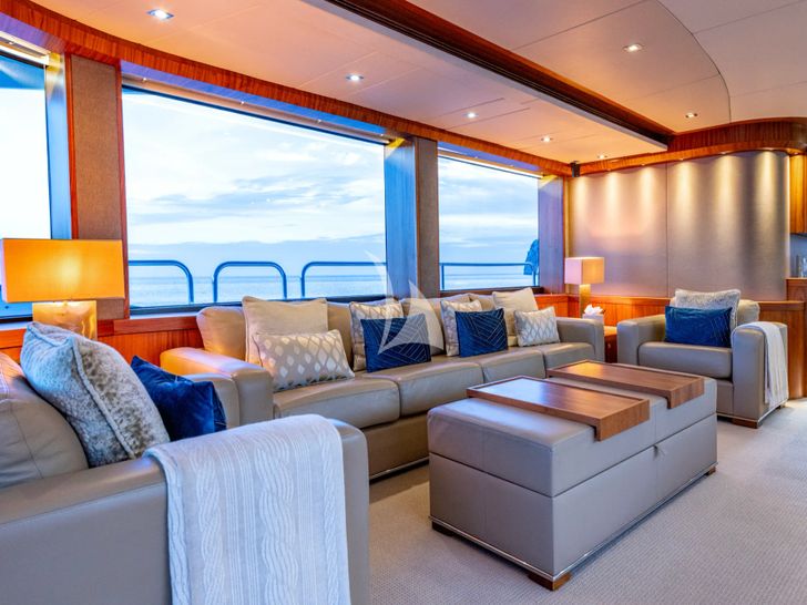 BEST OF ME Sunseeker 28m - main saloon seating BEST OF ME Sunseeker 28m - main saloon seating