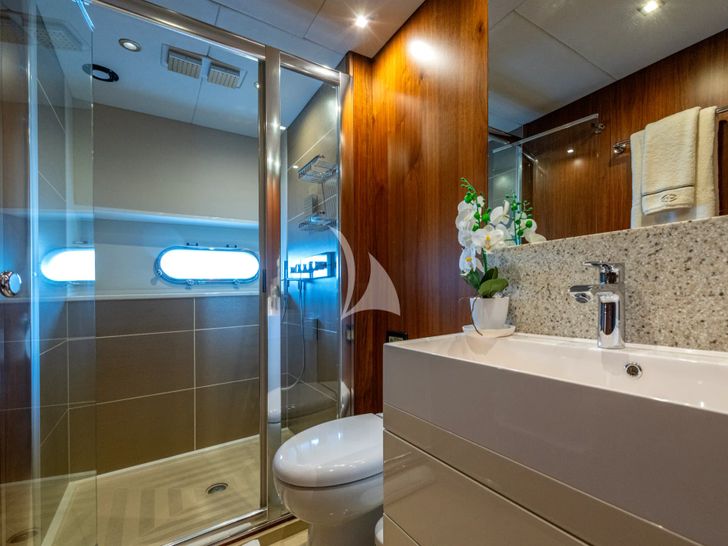 BEST OF ME Sunseeker 28m - master cabin bathroom BEST OF ME Sunseeker 28m - master cabin bathroom