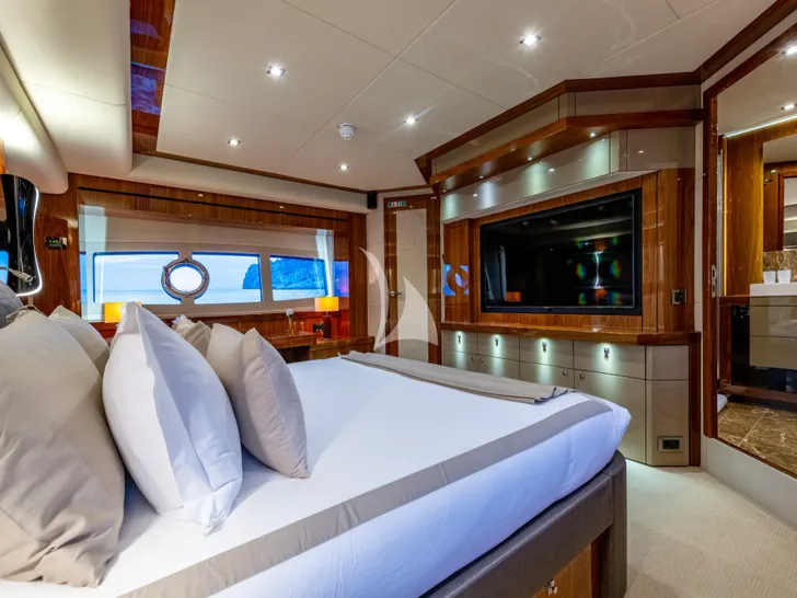 BEST OF ME Sunseeker 28m - master cabin bed and TV BEST OF ME Sunseeker 28m - master cabin bed and TV