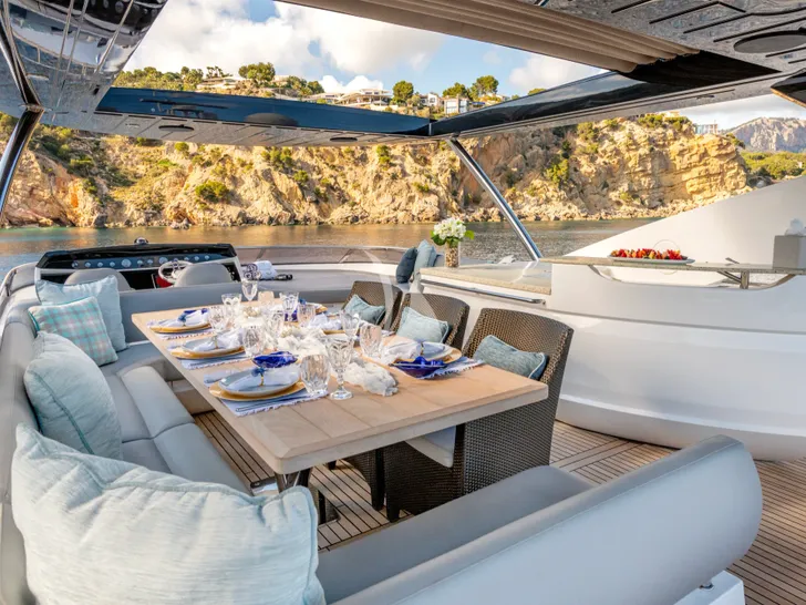 BEST OF ME Sunseeker 28m - sun deck flybridge dining area BEST OF ME Sunseeker 28m - sun deck flybridge dining area