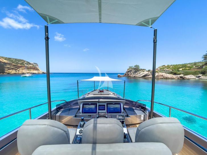 BEYOND Pershing 8X flybridge helm BEYOND Pershing 8X flybridge helm