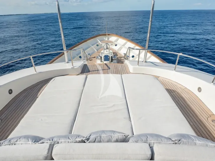 BG Feadship 46m - foredeck sunbathing area BG Feadship 46m - foredeck sunbathing area