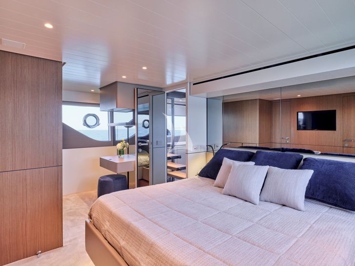 DUCHESS Bluegame BGX63 - VIP cabin bed DUCHESS Bluegame BGX63 - VIP cabin bed