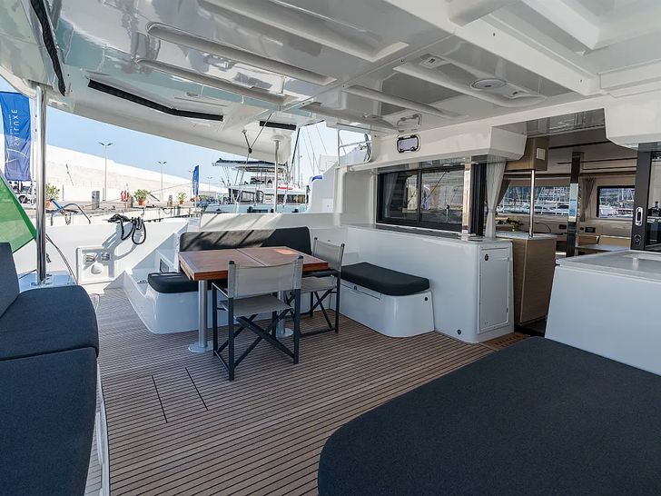 BIG CUCUNCIO Lagoon 46 - aft deck seating and dining area BIG CUCUNCIO Lagoon 46 - aft deck seating and dining area