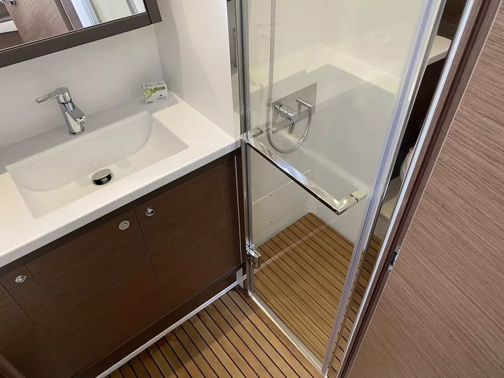 BIG DADDY Lagoon 52F - cabin 1 bathroom BIG DADDY Lagoon 52F - cabin 1 bathroom