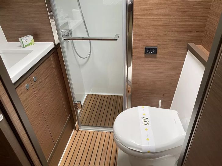 BIG DADDY Lagoon 52F - cabin 2 bathroom BIG DADDY Lagoon 52F - cabin 2 bathroom