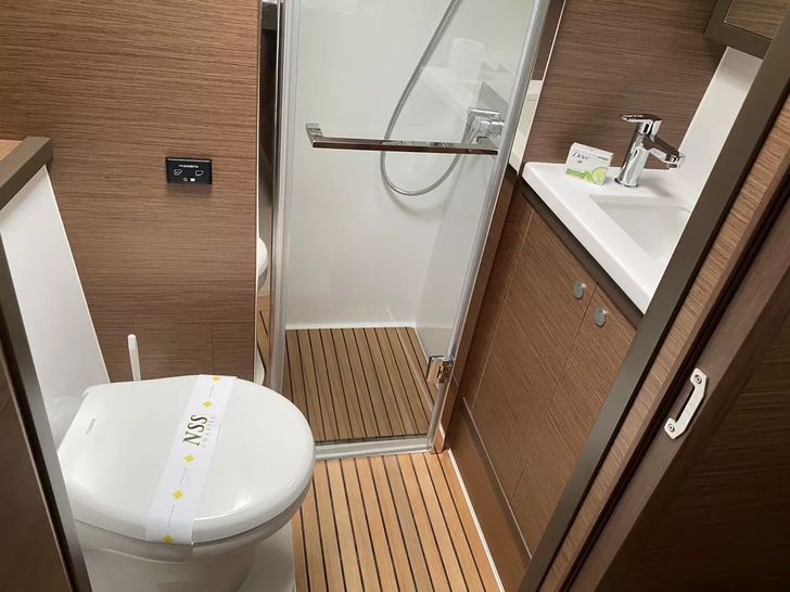 BIG DADDY Lagoon 52F - cabin 3 bathroom BIG DADDY Lagoon 52F - cabin 3 bathroom