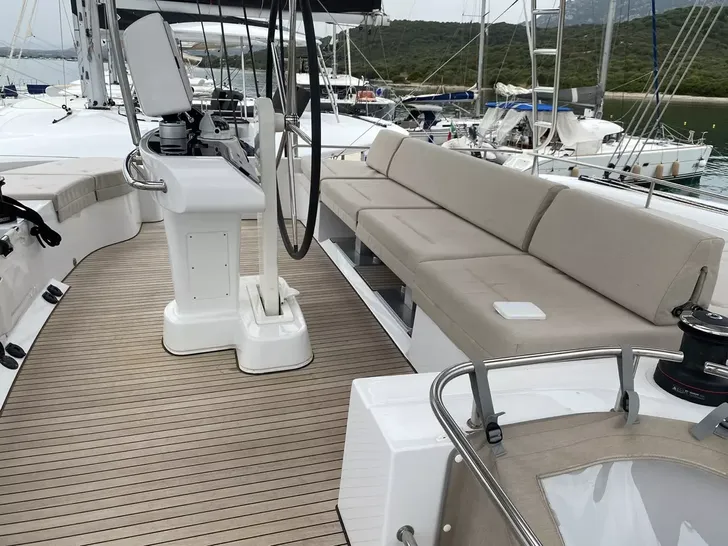 BIG DADDY Lagoon 52F - flybridge helm and seating area BIG DADDY Lagoon 52F - flybridge helm and seating area