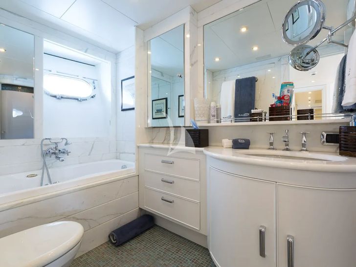 BINA Mondomarine 140 - VIP cabin 1 bathroom BINA Mondomarine 140 - VIP cabin 1 bathroom