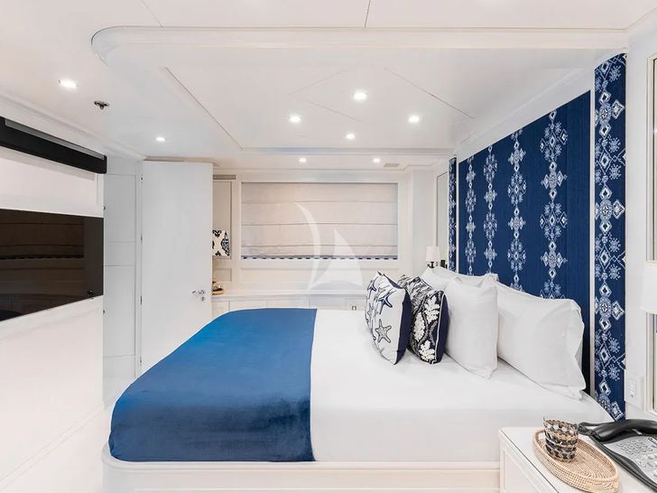 BINA Mondomarine 140 - VIP cabin 1 bed and TV BINA Mondomarine 140 - VIP cabin 1 bed and TV