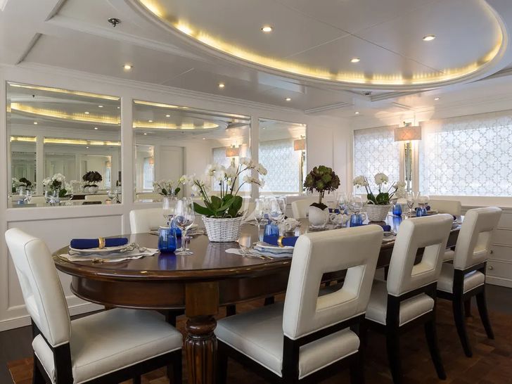 BINA Mondomarine 140 - dining set up BINA Mondomarine 140 - dining set up