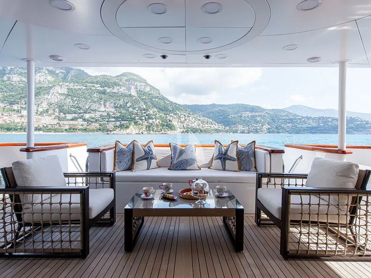 BINA Mondomarine 140 - main deck aft lounge BINA Mondomarine 140 - main deck aft lounge