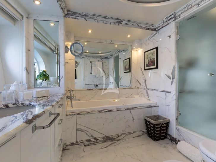 BINA Mondomarine 140 - master cabin bathtub BINA Mondomarine 140 - master cabin bathtub