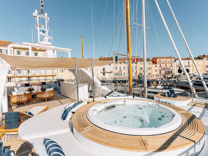 BINA Mondomarine 140 - sun deck jacuzzi BINA Mondomarine 140 - sun deck jacuzzi