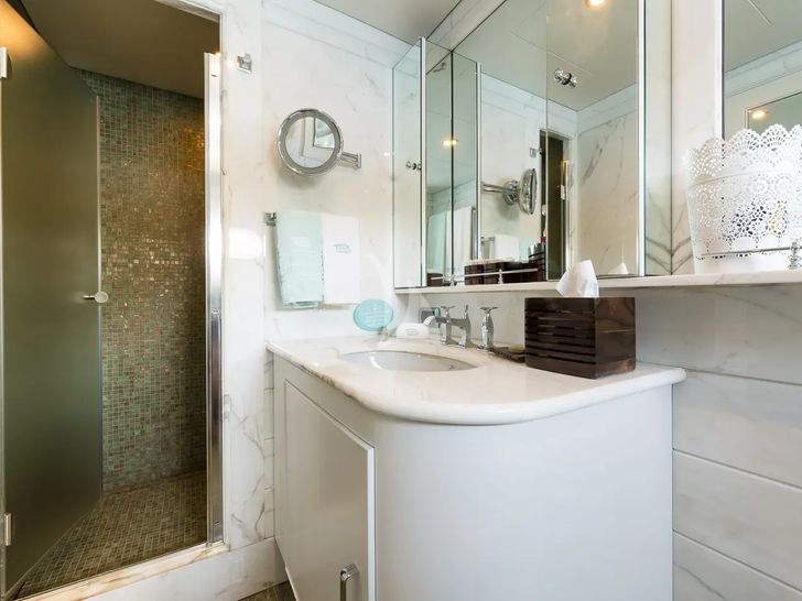 BINA Mondomarine 140 - twin cabin 1 bathroom BINA Mondomarine 140 - twin cabin 1 bathroom
