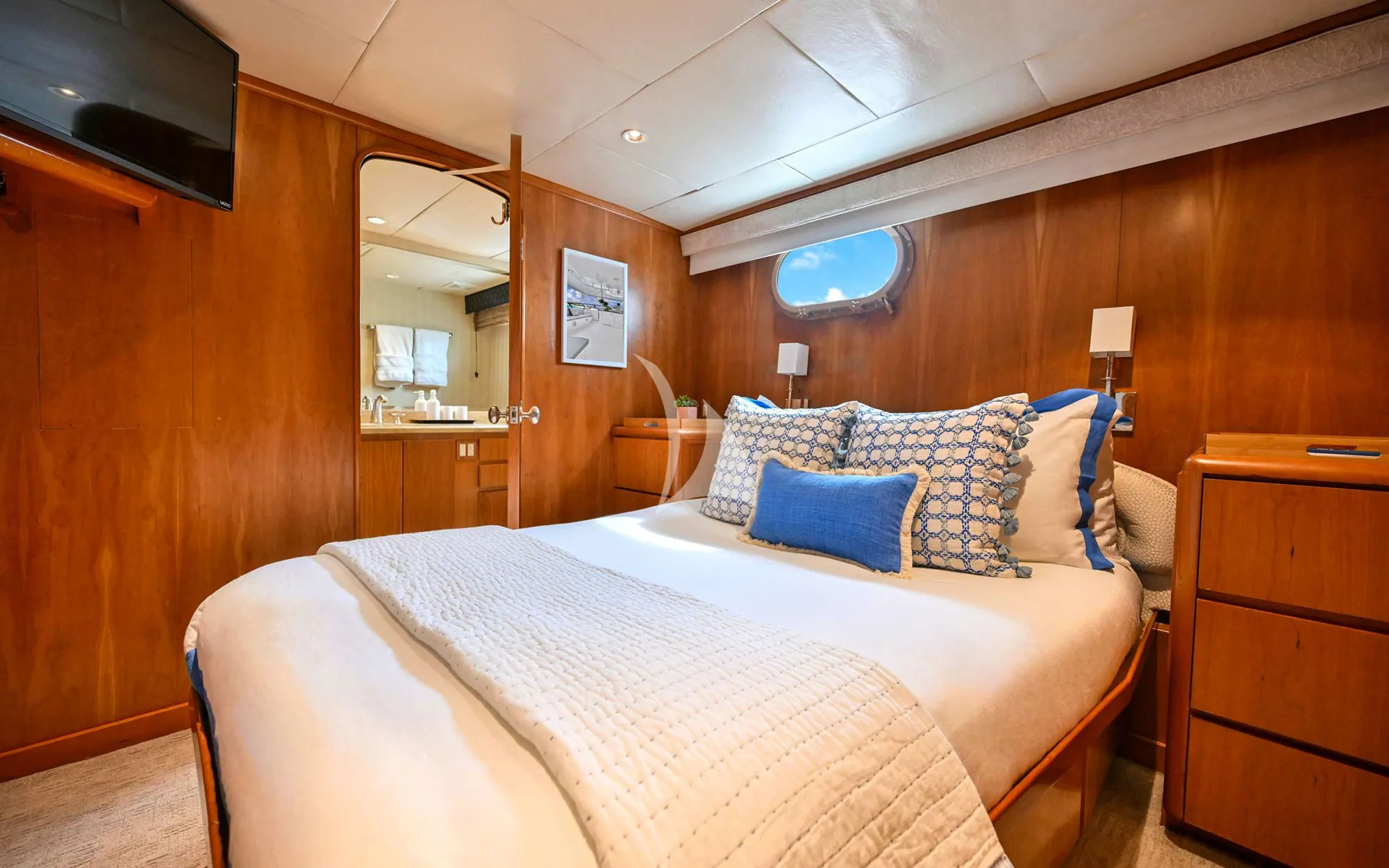 Charter Yacht BIRDY - Broward 110 - 4 Cabins - Nassau - Exumas - Bahamas