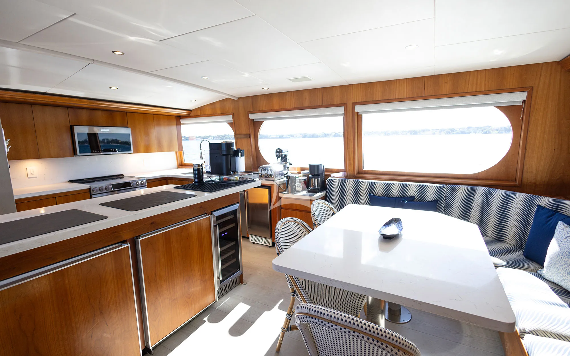 Charter Yacht BIRDY - Broward 110 - 4 Cabins - Nassau - Exumas - Bahamas