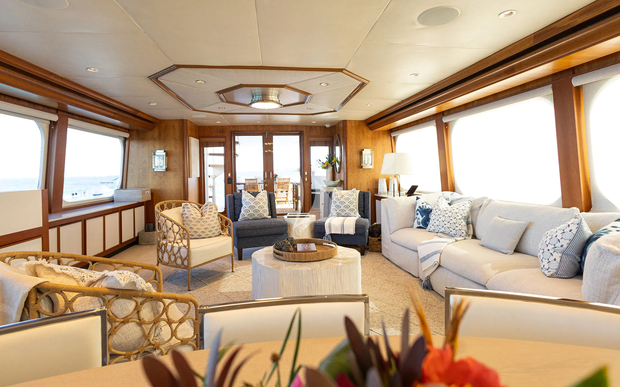 Charter Yacht BIRDY - Broward 110 - 4 Cabins - Nassau - Exumas - Bahamas