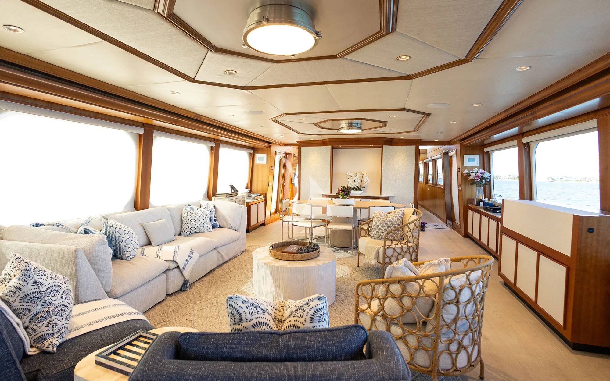 Charter Yacht BIRDY - Broward 110 - 4 Cabins - Nassau - Exumas - Bahamas