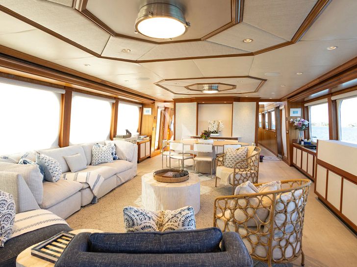 BIRDY Broward 110 - main saloon BIRDY Broward 110 - main saloon