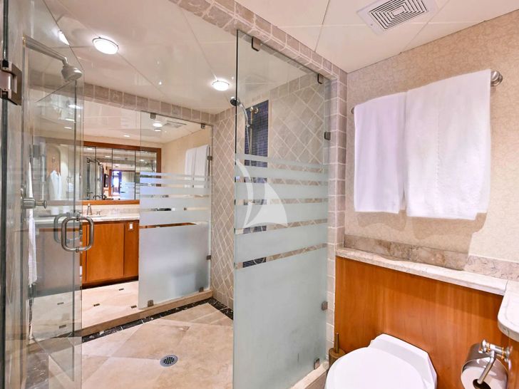 BIRDY Broward 110 - master cabin bathroom BIRDY Broward 110 - master cabin bathroom