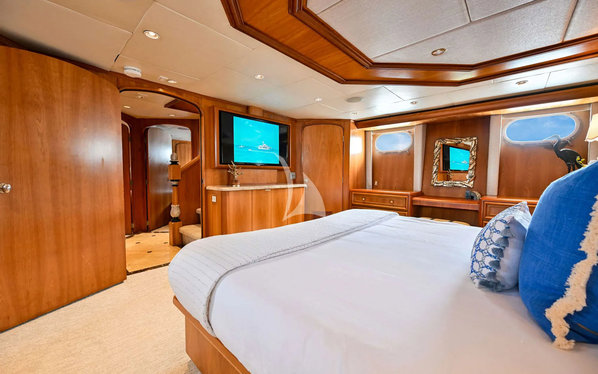 Charter Yacht BIRDY - Broward 110 - 4 Cabins - Nassau - Exumas - Bahamas