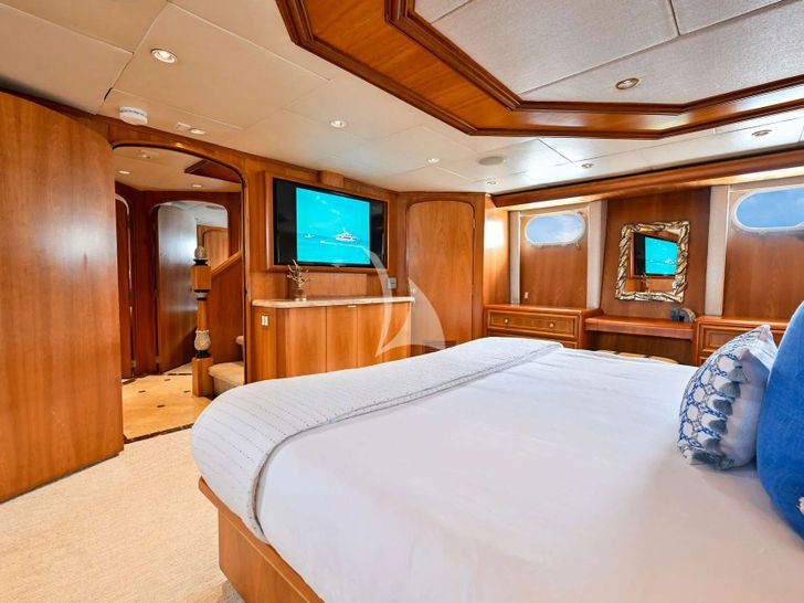 BIRDY Broward 110 - master cabin bed and TV BIRDY Broward 110 - master cabin bed and TV