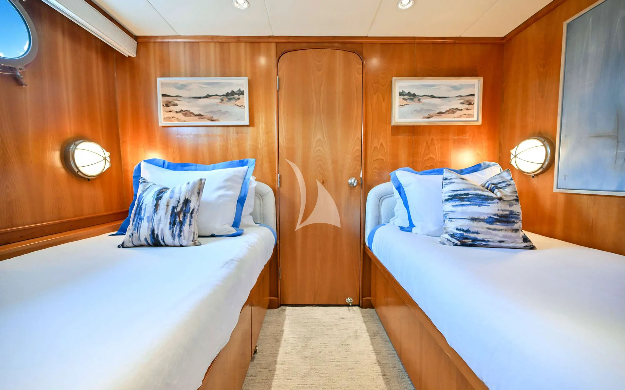 Charter Yacht BIRDY - Broward 110 - 4 Cabins - Nassau - Exumas - Bahamas
