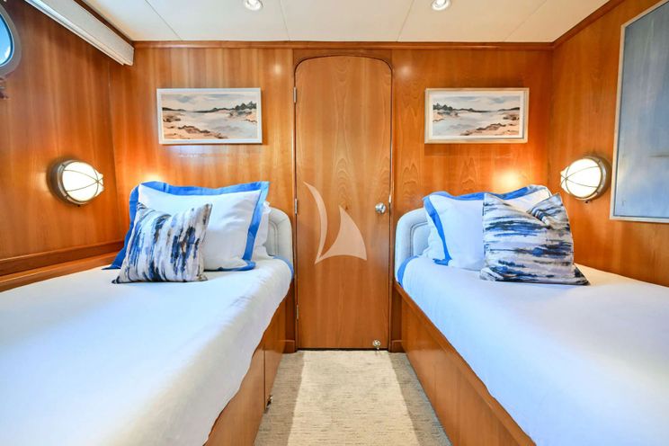 Charter Yacht BIRDY - Broward 110 - 4 Cabins - Nassau - Exumas - Bahamas