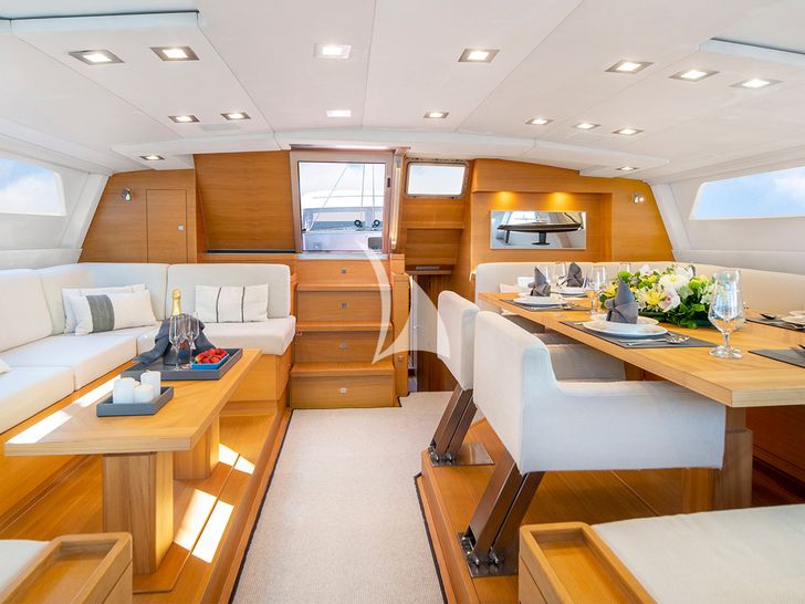 BLACK LION Perini Navi 30m - saloon BLACK LION Perini Navi 30m - saloon