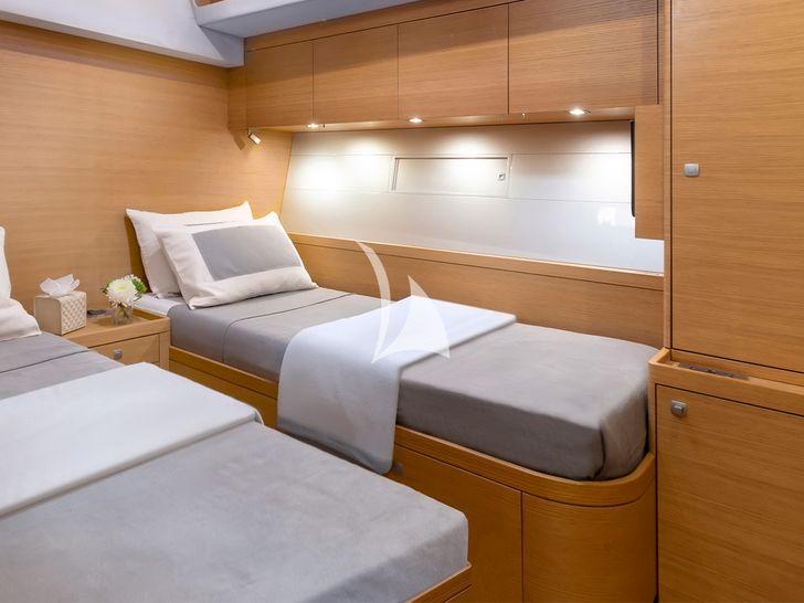 BLACK LION Perini Navi 30m - twin cabin 1 other angle BLACK LION Perini Navi 30m - twin cabin 1 other angle