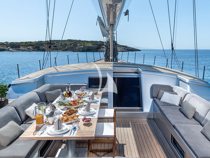 BLACK LION Perini Navi 30m - alfresco dining BLACK LION Perini Navi 30m - alfresco dining