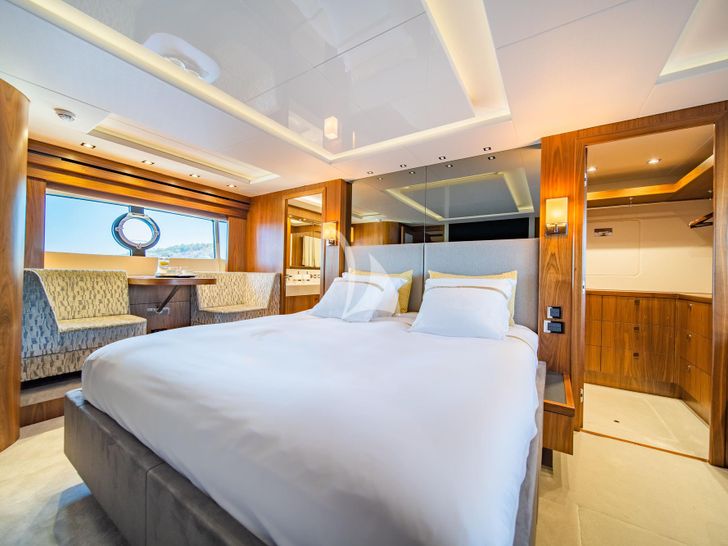 BLACK MAMBA Sunseeker 86 Yacht - VIP cabin BLACK MAMBA Sunseeker 86 Yacht - VIP cabin