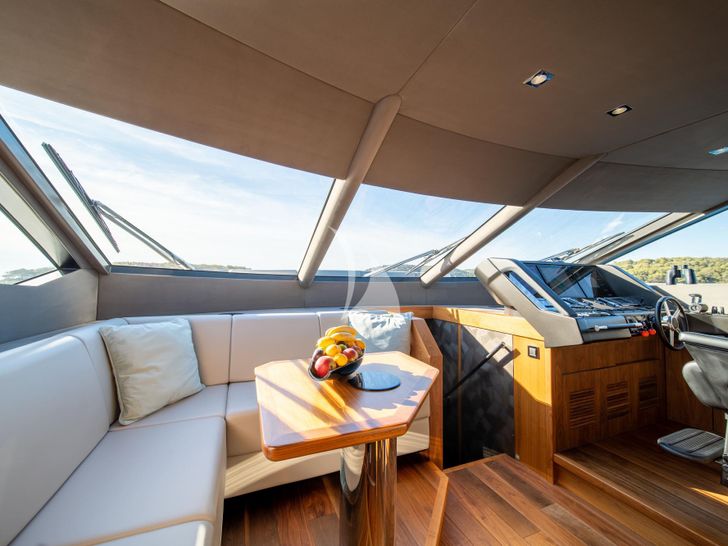 BLACK MAMBA Sunseeker 86 Yacht - cockpit BLACK MAMBA Sunseeker 86 Yacht - cockpit