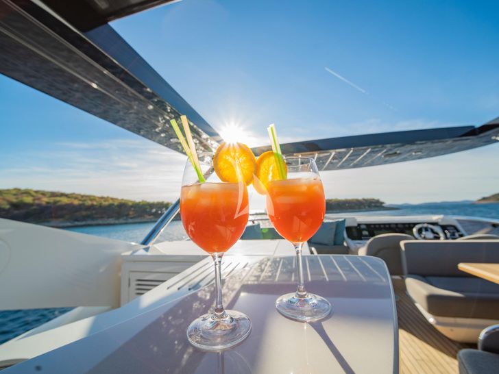 BLACK MAMBA Sunseeker 86 Yacht - cocktails BLACK MAMBA Sunseeker 86 Yacht - cocktails