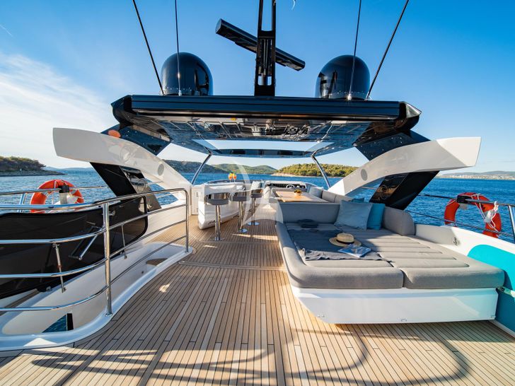 BLACK MAMBA Sunseeker 86 Yacht - flybridge BLACK MAMBA Sunseeker 86 Yacht - flybridge