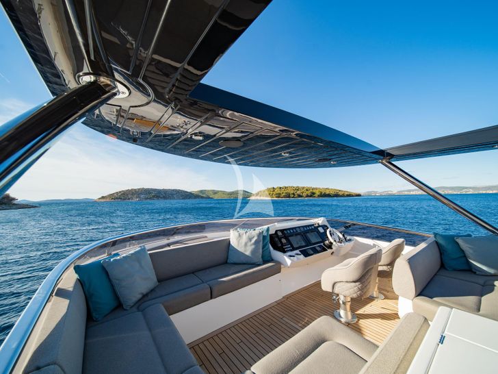 BLACK MAMBA Sunseeker 86 Yacht - helm BLACK MAMBA Sunseeker 86 Yacht - helm