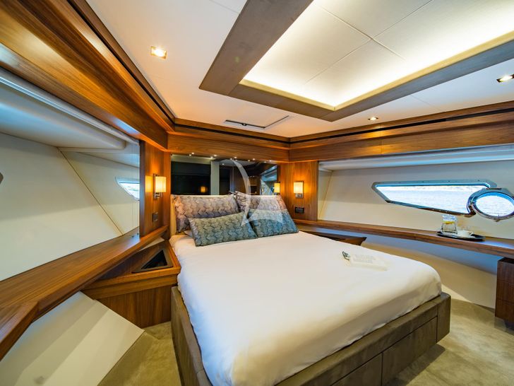 BLACK MAMBA Sunseeker 86 Yacht - master cabin bed BLACK MAMBA Sunseeker 86 Yacht - master cabin bed