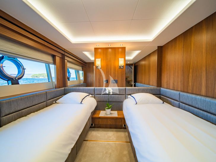 BLACK MAMBA Sunseeker 86 Yacht - twin cabin BLACK MAMBA Sunseeker 86 Yacht - twin cabin