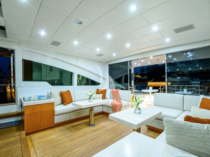 BLANC Mangusta 23m saloon BLANC Mangusta 23m saloon